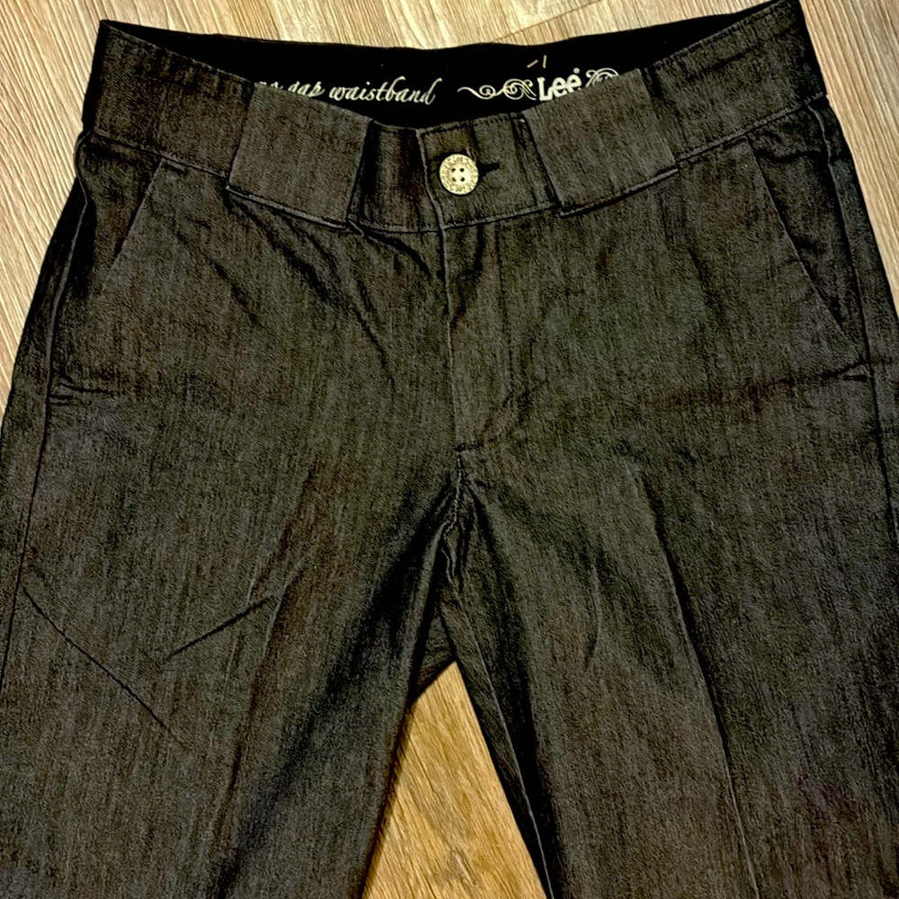 Lee No gap waist band Jeans
Size 4P
Waist 14” Inseam 8.5” Length 29”
Like new